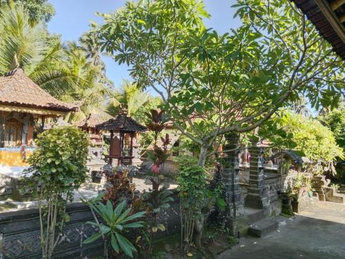 BebandemWikan House的一座花园,位于一座树木繁茂的度假村内