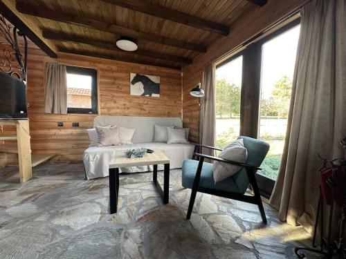 SopotOzoni & Sauna的一间带沙发、桌子和椅子的卧室