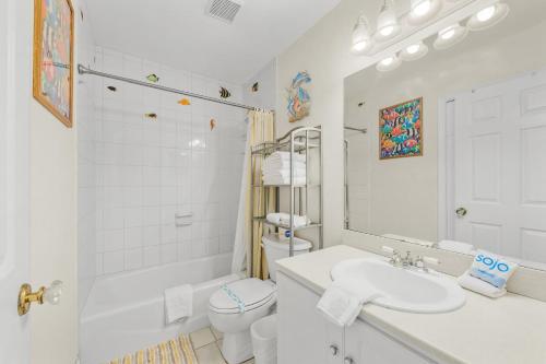 布雷登顿海滩Capri Condo A的白色的浴室设有水槽和卫生间。