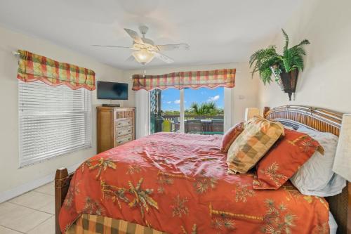 布雷登顿海滩Capri Condo A的一间卧室配有一张床和吊扇
