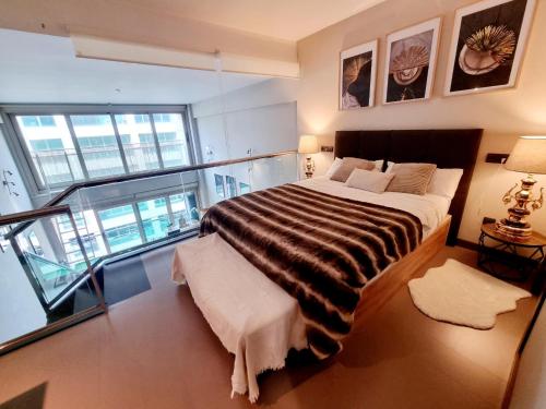 马德里Exyca Ifema的一间带大床的卧室和一个阳台