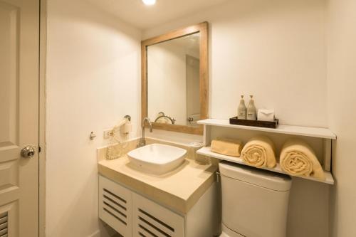 奥南海滩奥南四季海滩度假酒店的一间带水槽、卫生间和镜子的浴室