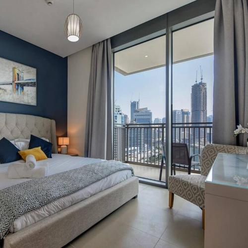 迪拜Beachwalk Luxury 2BR with Infinity Pool and Views的一间卧室设有一张床和一个大窗户