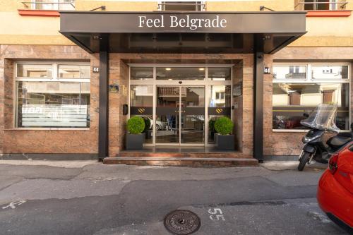 贝尔格莱德Apartments Feel Belgrade的街道边的食肉老鹰店