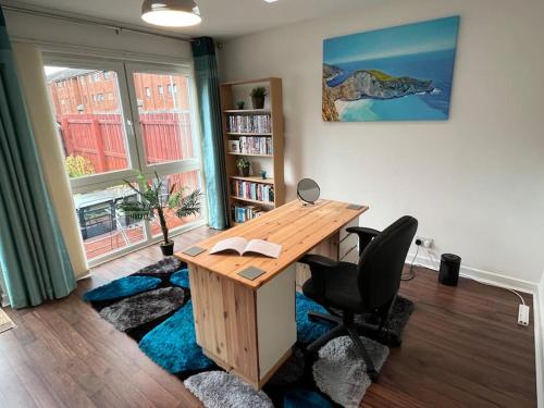 格拉斯哥Spacious home near Glasgow Green的一个带木桌和椅子的办公室
