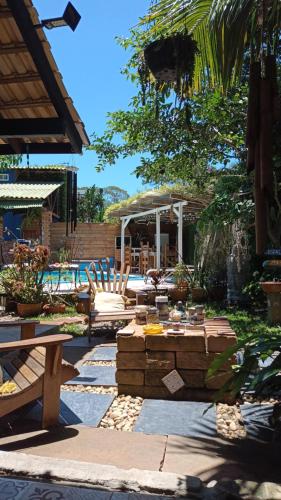 弗洛里亚诺波利斯Pousada ZAUA GUEST HOUSE的一个带桌椅的庭院和一个游泳池