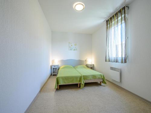 奥比尼昂文图度假酒店的一间卧室配有一张带绿毯的床