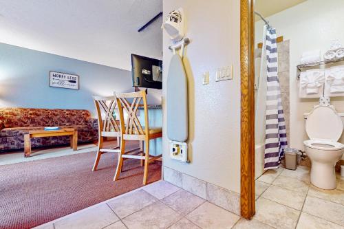 威斯康星戴尔Chula Vista Condo Villa 7213的客厅设有卫生间和沙发。