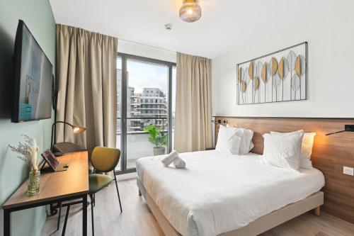 科隆布All Suites Paris Ouest Colombes的一间卧室配有一张床、一张书桌和一个窗户。
