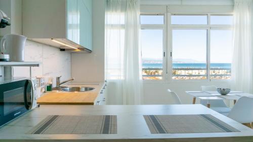马拉加Septimo Cielo Vistas al Mar Guadalmar的厨房设有海景大窗户