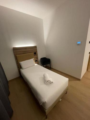 普拉托B&B HOTEL Prato City Center的一间卧室配有一张床,床上有毛巾
