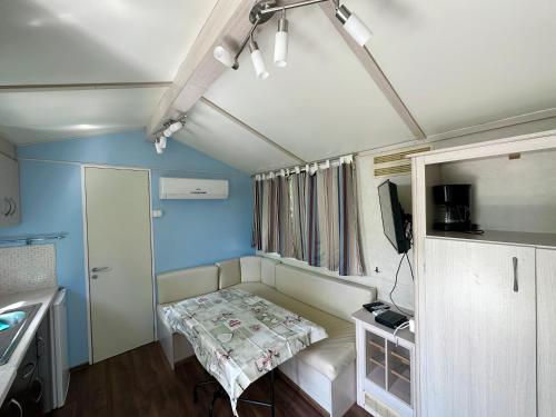 乌马格Kamp Slanik Mobile Homes的小房间,拖车上的小床