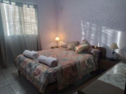 圣拉斐尔cabañas elita的一间卧室配有一张带两个枕头的床