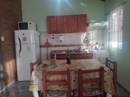 圣拉斐尔cabañas elita的厨房配有桌子和白色冰箱。