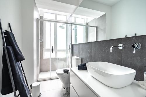 里斯本Akicity Benfica Zenith的一间带白色水槽和窗户的浴室