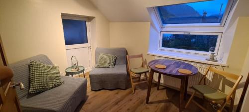 贝塞斯达Snowdonia Mountain Lodge的客厅配有沙发和桌子