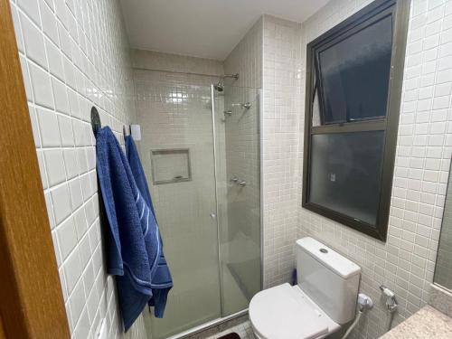 里约热内卢Apart Rio Centro的一间带卫生间和玻璃淋浴间的浴室