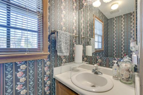 费耶特维尔Lovely Fayetteville Home Deck and Fireplace!的一间带水槽和镜子的浴室