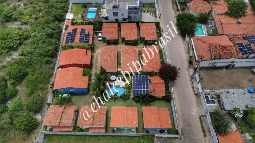 皮帕Chalés Pipa Brasil的享有带太阳能电池板的房子的空中景致