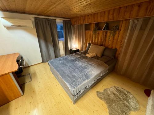 波什格伦Just Like Home Bed & Spa Porsgrunn的一间卧室配有一张床和一张沙发