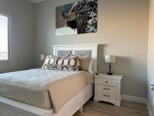 梅斯基特Desert Gem - Mesquite的卧室配有一张床,墙上挂有绘画作品
