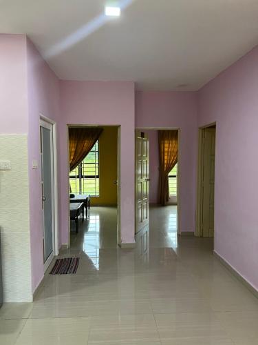 雪邦D` Totok HouseStay的一间空房间,墙壁和门粉红色