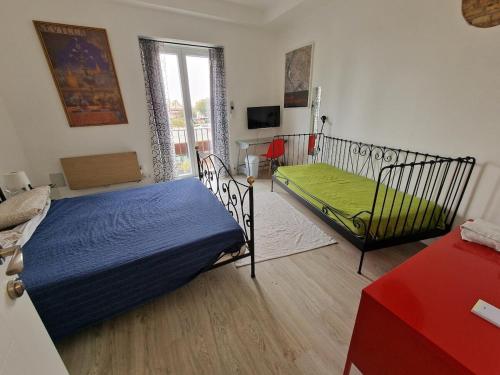 塞维利亚Betis del Oro的一间卧室配有两张床和电视。