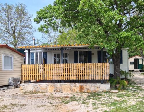 乌马格Kamp Slanik Mobile Homes的前面有木栅栏的房子