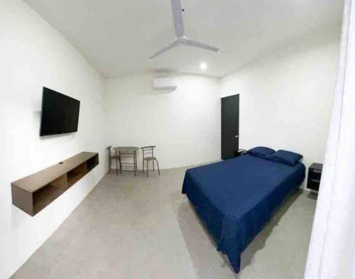 圣克鲁斯华特库Habitación para dos personas的一间白色客房内的蓝色床卧室