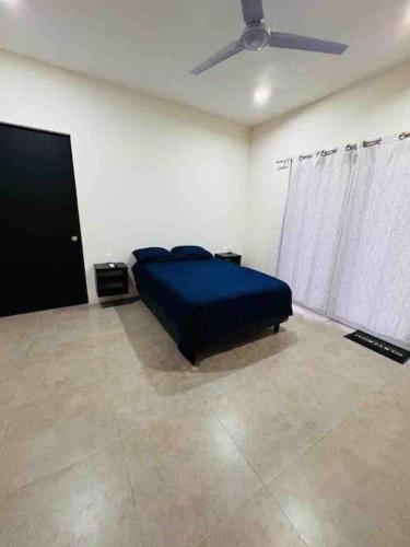 圣克鲁斯华特库Habitación para dos personas的一间卧室配有一张床和吊扇