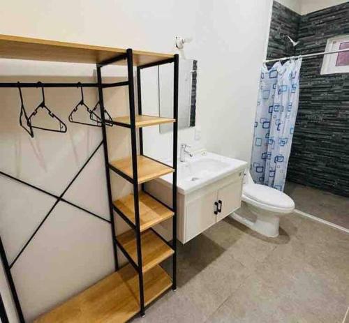 圣克鲁斯华特库Habitación para dos personas的浴室配有白色卫生间和盥洗盆。