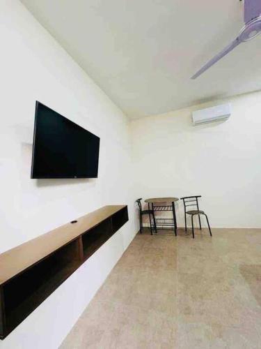 圣克鲁斯华特库Habitación para dos personas的客厅设有壁挂式平面电视。