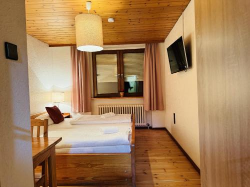 柏林奈斯特酒店的小房间设有床和窗户