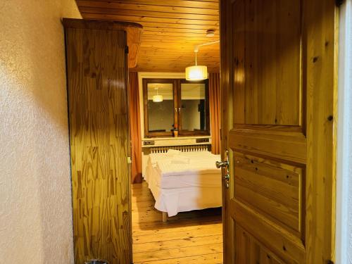 柏林奈斯特酒店的一间卧室设有床、窗户和门
