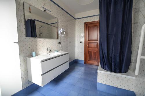 巴列塔Casa di Serena的浴室设有白色水槽和镜子