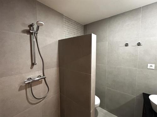 米哈斯科斯塔Beachfront apartment Mijas Costa - Marbella的带淋浴、卫生间和盥洗盆的浴室
