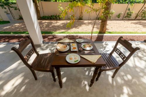 米瑞莎Coastal Villa Mirissa的一张桌子,上面放着盘子