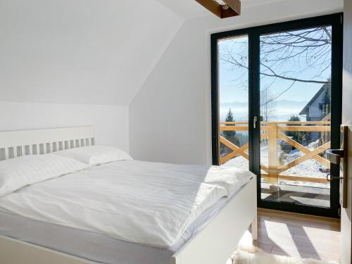 新塔尔格Jankówki - Dom w górach的卧室设有白色的床和大窗户