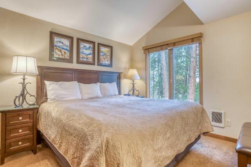 本德Ski House 245的一间卧室设有一张大床和一个窗户。
