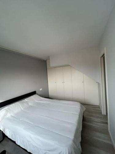 马尔格莱特德玛Vistas al mar的白色客房内的一张大白色床