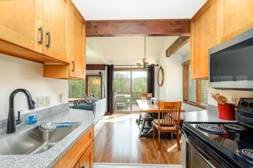 加利纳Quiet Home Minutes from Lake Galena & Eagle Ridge的一间带木制橱柜的厨房和一间用餐室