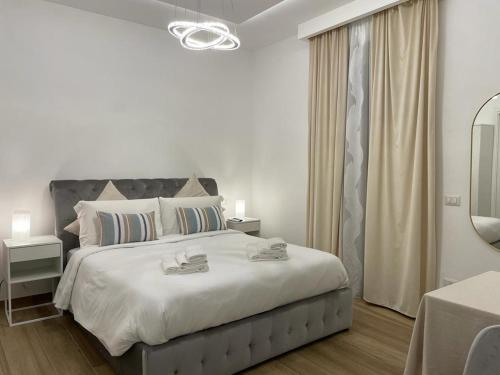 博尔戈蒙特内罗DreamHouse Circeo的白色卧室设有一张大床和镜子