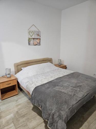 科托尔Apartmani Račeta的一间卧室配有一张大床和一个床头柜