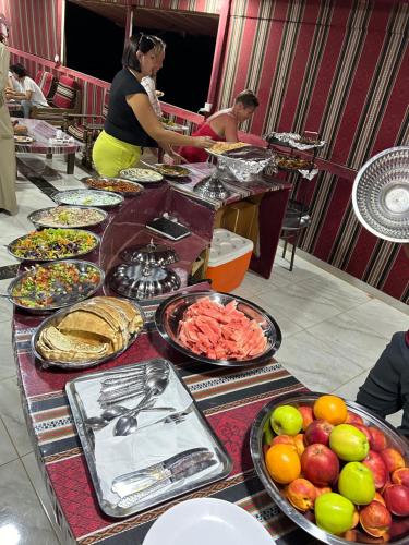 瓦迪拉姆Desert Island Camp的自助餐,餐桌上摆满了食物