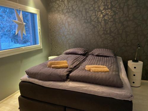 罗瓦涅米Villa Harmony的卧室内的一张带两个枕头的床