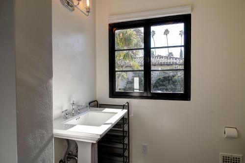 圣巴巴拉West Beach Villa 4的一间带水槽和窗户的浴室