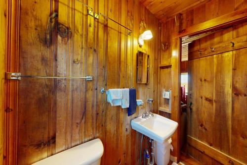 CastineCastine Cottages #5的木制浴室设有水槽和卫生间