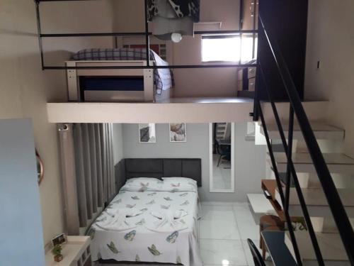 索罗卡巴Casa do Henrique 3的带两张双层床和楼梯的客房