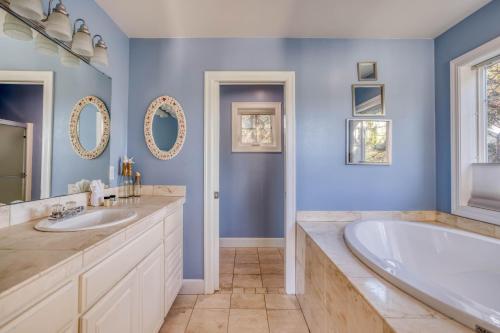 曼扎尼塔The Lodge MCA 196的蓝色的浴室设有浴缸和水槽