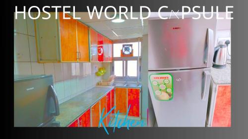 迪拜UAE Capsule Hostel 5 min Walkable from Sharaf DG Metro的中间设有带冰箱的厨房